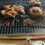 ろばたやき山ろく - 焼き始めの山ろくタレ焼き＆生椎茸焼き