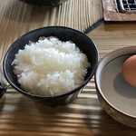 ろばたやき山ろく - ご飯と生卵