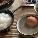 ろばたやき山ろく - ご飯と生卵