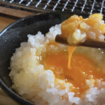 ろばたやき山ろく - 卵かけご飯(持ち上げ写真)