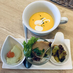 カフェラポルト - 人参の冷製スープと3種のオードブル