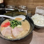 iekeira-memmarumiya - ラーメン（並）700円＋サービスライス