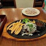 ロイヤルホスト - 雑穀米と、黒×黒ハンバーグの190gです。