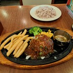 ロイヤルホスト - 雑穀米と、ガーリッククリームソースをかけた黒×黒ハンバーグの190gです。