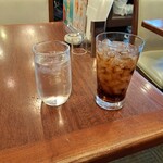 ロイヤルホスト - お冷とドリンクバーのコーラです。