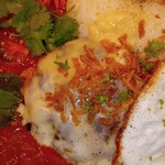 カレー食堂 - 粗挽チキンのキーマ　チーズハンバーグ　目玉焼き