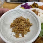 スパイスカレー ボックス!  - カレーに入れたチキンの皮。そのままでもカレーに入れても美味しい