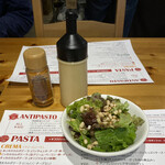 ジョコーソ - サラダとドレッシング、辛味スパイスはサービスコーナーから