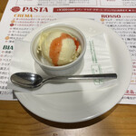 ジョコーソ - これ日替りのセットのデザートでアイスクリームにベリーソース、下のセットのデザートはパンナコッタでした。