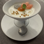 CHINESE マリファ - 杏仁豆腐。手前の小さなオレンジの粒はおそらく、みつばち花粉(Beepollen)はないでしょうかね。おしゃれ過ぎます。