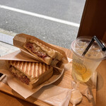 ゲット ベター コーヒー＆サンドイッチ - コンビーフサンド＆レモネード