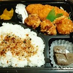 おむす人 - 注文したのは「白身フライ弁当」に「からあげ２個」を追加。トータル５５０円ちょっとのお値段。