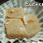 おむす人 - お惣菜としても売られていたこちら。味付けは薄めでした。ちなみに、お惣菜は小さなパックに入っていて、肉団子や切干大根、玉子焼、煮玉子、茹で玉子などがならんでおりました。