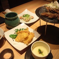 おもてなしとりよし 西新宿店 - 秘伝の手羽先、エイヒレの天ぷら