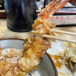 豊野丼 - 黄金丼ならではの超特大海老。重いw