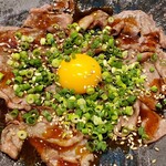 和酒・煮込み らいどん - 新鮮和牛の炙りユッケ