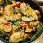 和酒・煮込み らいどん - えびとアボカドごろごろサラダ