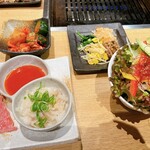 精肉卸問屋直営焼肉店 牛次郎 - サラダ等、肉寿司