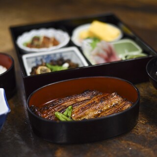 鰻を贅沢に堪能していただける「松花堂定食」