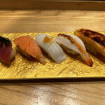 スシエビス - ◎にぎり寿司。1カン¥299。マグロ、飲めるサーモンイカソーメンカラスミがけ、炙り海老雲丹ソース、卵のブリュレ寿司。