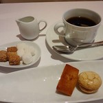 デフィ・ジョルジュマルソー - 食後のコーヒーには焼き菓子が添えられています