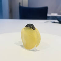 misola - ① バッカラ
                    ★ 伊産バッカラ（塩鱈）のクリーム、チップス（スモリダ粉+ポレンタ粉）挟み、ラトビア産キャビアのせ
