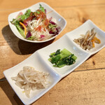 Nikubaru Shoutaian - ランチメニューにセットのサラダと前菜。
