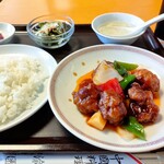 Yuen - 結構ボリュームのある酢豚定食