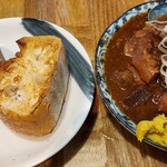 大衆酒場 まるは - 牛もつ煮牛タン入り(黒)