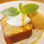 ビストロ カフェ デリ ポキナ369 - 甘夏パウンドケーキとキャラメルアイスクリーム