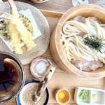 Tsurutontanudonnudoruburasseri - 暑い日にサッパリウドンと夏野菜の天ぷら。サクサクのズッキーニを塩で！