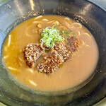 Tsurutontanudonnudoruburasseri - 鹿カツのカレーウドン。温かいウドンは、太麺の方がよいかもです。