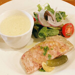 ビストロ カフェ デリ ポキナ369 - とうもろこしスープ、パテ、サラダ