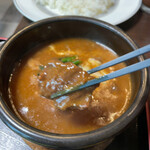 軽食＆ラーメン　こまがた - 牛タンシチューの肉