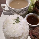 Suteki Sutandorodeo - ステーキプレートのライス大盛りとスープ、ステーキソース