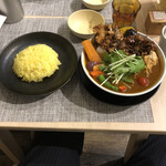 スープカレーとカフェ イシソ - 手羽元スープカレー、ご飯Mサイズ