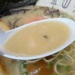 金田家 - 脂ではなく、豚骨の濃度が高いクリーミー・スープ