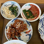 Waraiya Wakayamajo - クジョルパン定食 税込1400円のヤンニョムチキン、白菜キムチと胡瓜キムチ、ほうれん草ともやしナムル