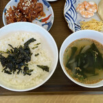 わらいや和歌山城 - クジョルパン定食 税込1400円のワカメスープと韓国海苔をまぶしたご飯