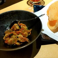 中国四川酒家 蔓山 - 桜海老と茄子の塩炒め　海老せんべい添え