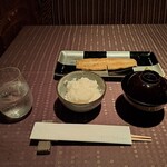 瀬里奈 - 静岡県産のうなぎの白焼、魚沼産コシヒカリご飯、お味噌汁を入れたお椀です。うなぎは浜名湖で、天塩にかけて育てられた一級品です。