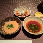 瀬里奈 - しゃぶしゃぶのつけだれ3つ（ポン酢、ごまだれ、ピリ辛だれ）とおろしニンニクです。