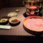 瀬里奈 - しゃぶしゃぶのつけだれ3つと、北海道産の特選牛A5サーロインの２ショットです。