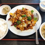 中華酒坊 王記餃子 - 鶏肉の四川風炒め定食　￥830