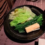 瀬里奈 - しゃぶしゃぶのスープで調理した湯葉、レタスなどです。