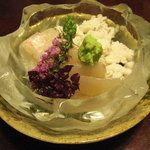 丸太町十二段家 - 氷鉢に鯛の造り、鱧のおとし、鱚の昆布〆。