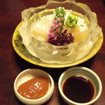 丸太町十二段家 - 梅肉だれと割り醤油で戴きます。山葵は勿論、【本山葵】です。