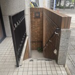 OLIO STAGNO - 入口。看板がオシャレに馴染んでいて素敵。