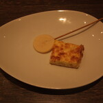 フォルトゥーナ - チーズのサブレスティック、ベーコンと玉ねぎのキッシュ