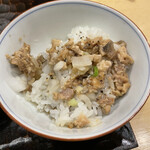 饗 くろ喜 - 鴨と地鶏のあぶら飯＋スープ★★★★☆
      ということで、スープを半分ぐらい進んだ段階でかけてみました。
      鶏の旨味が＋されたのですが、ご飯の粒の食感が好きなので、かける前の方が好きだったかな。